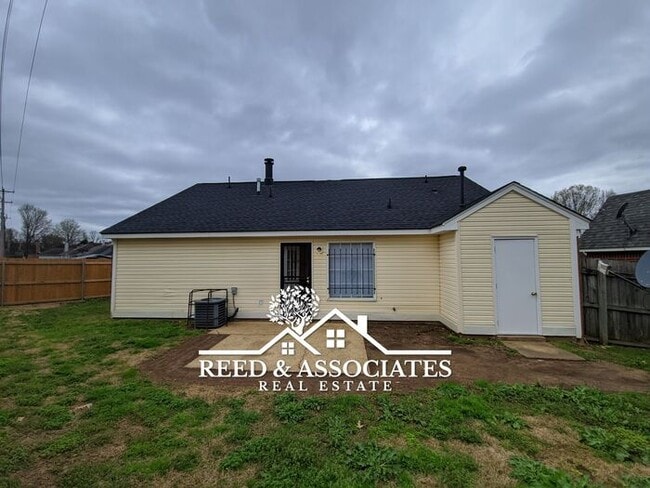 Building Photo - 3 Bedroom w/ fenced yard in Raleigh