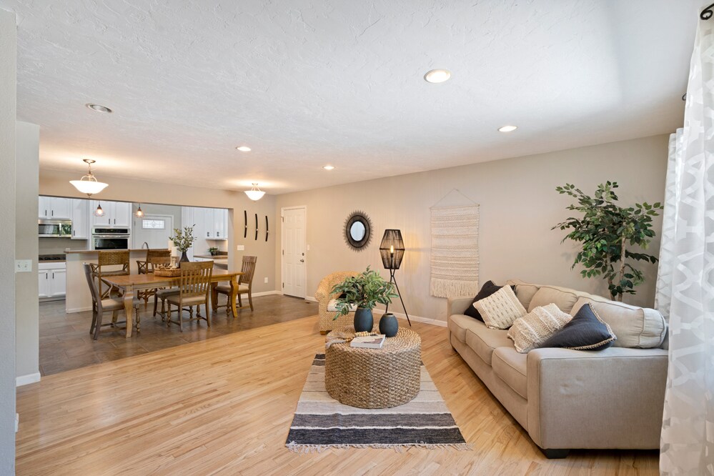 Living Room/Dining Room/Kitchen - 150 Ranae Dr