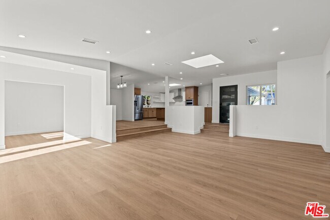 Building Photo - 3647 Grand View Blvd