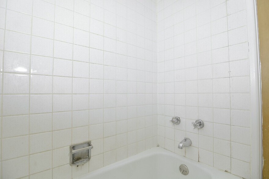 Building Photo - 665 W Wrightwood Ave
