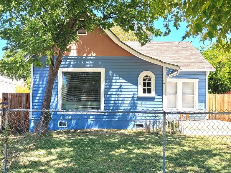 Primary Photo - 1211 W Agarita Ave