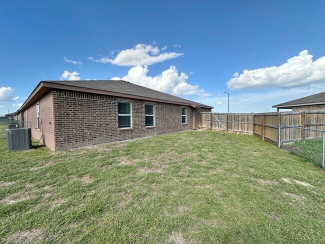 Building Photo - 901 Lasso Dr