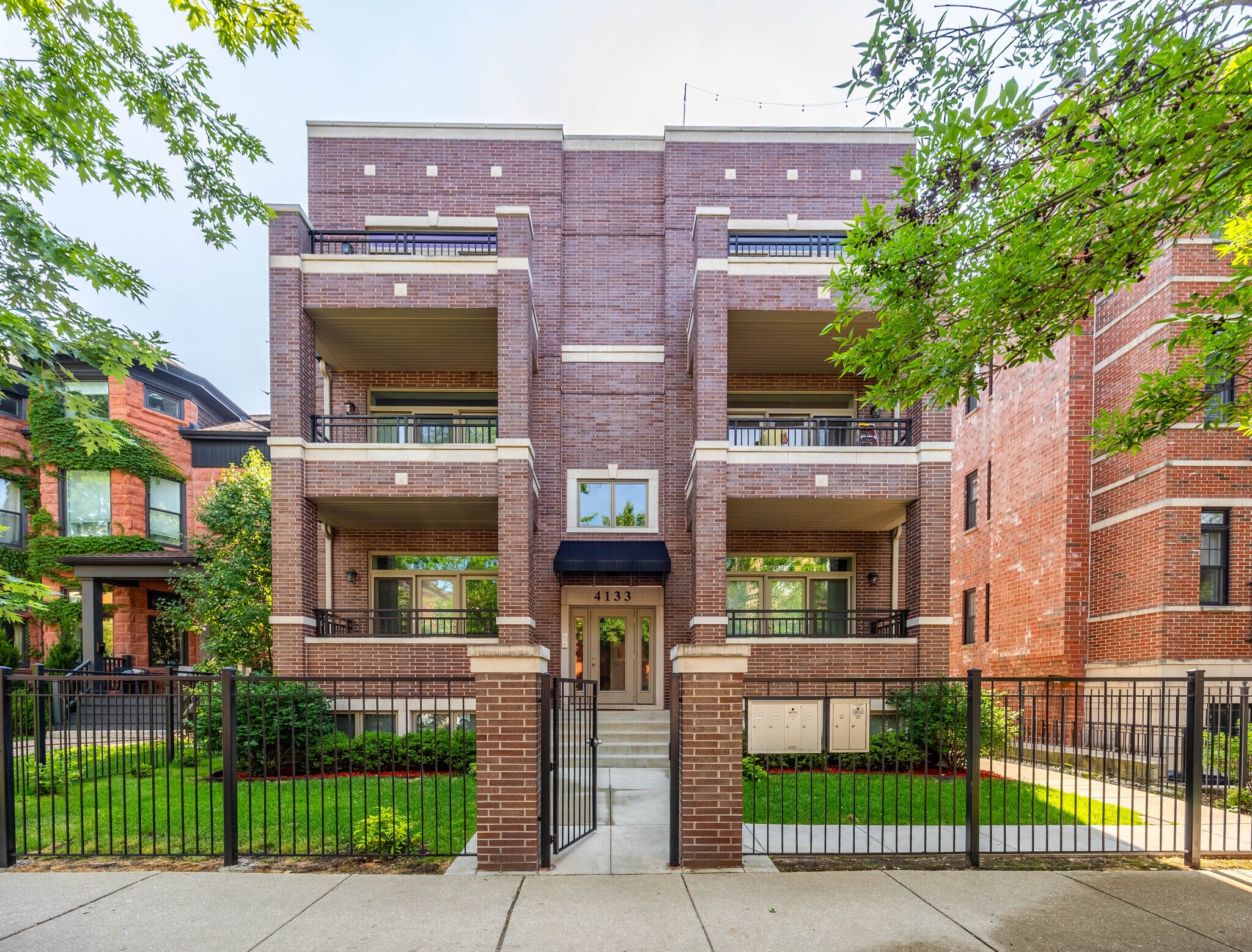 Building Photo - 4139 N Kenmore Ave