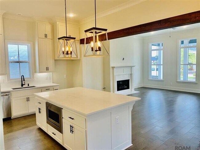 Building Photo - Rouzan Home