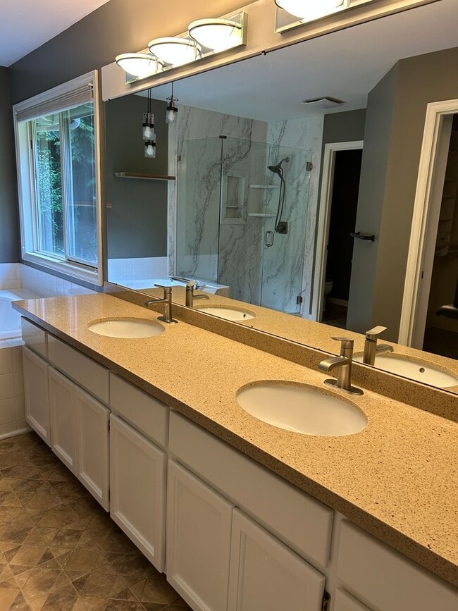 Building Photo - 3bd/2.5ba Redmond Home