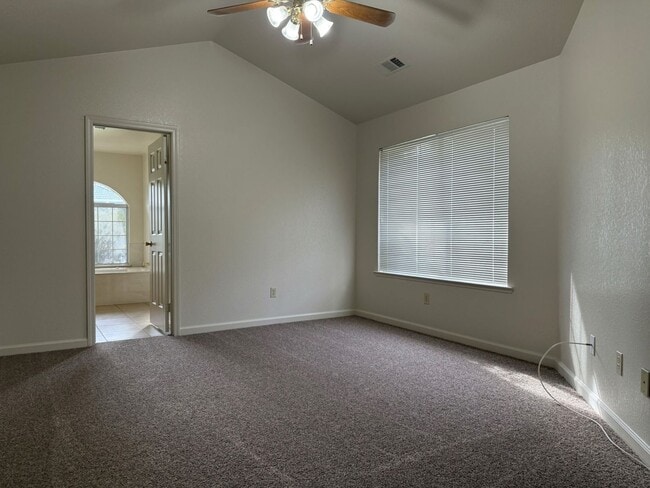 Building Photo - Adorbs 3/2 available NOW!!!