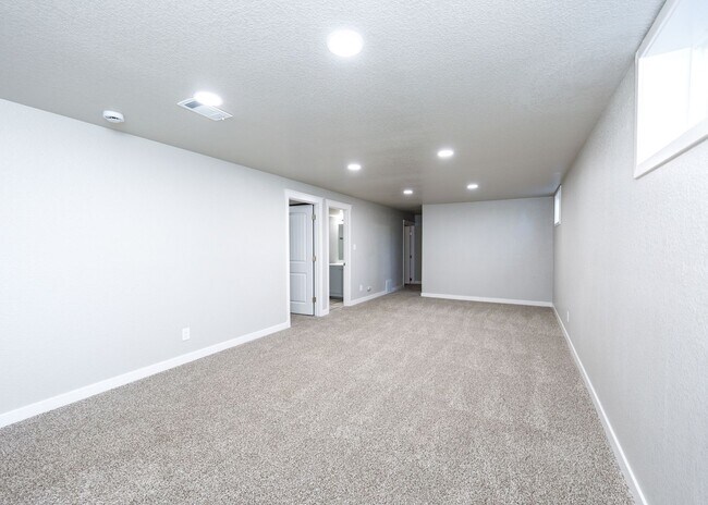 Building Photo - Newly Remodeled 5 Bed Home with Huge Yard