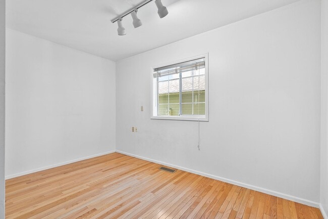 Building Photo - Beautiful 3-bedroom, 3-bath home on corner lot!