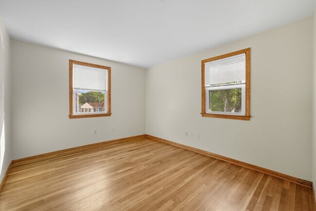 Building Photo - 33 Park Dr