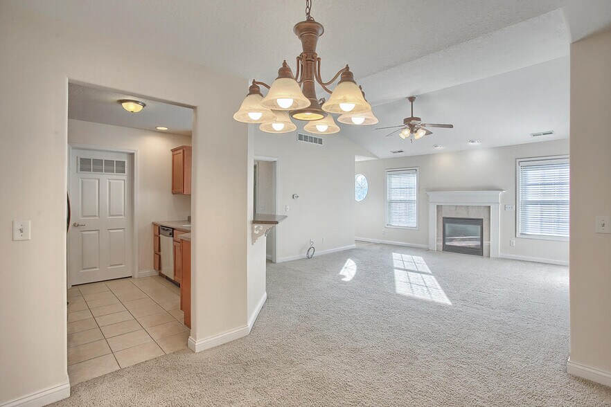 Building Photo - 703 N Prairie View Rd