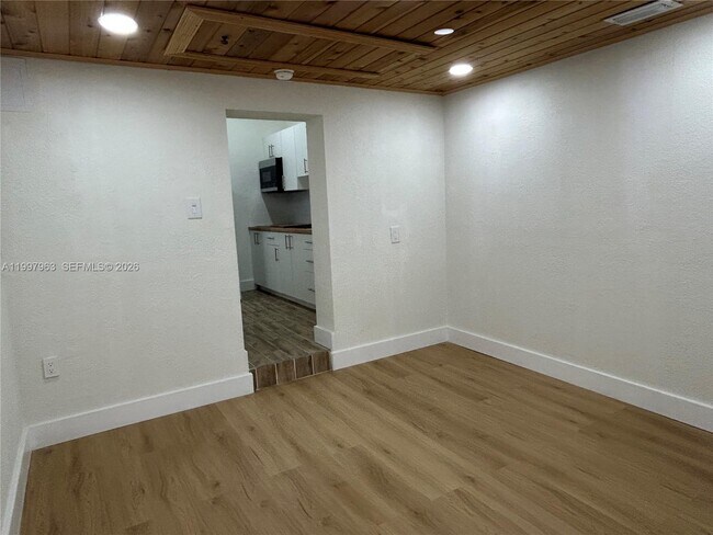 Building Photo - 135 E 37th St