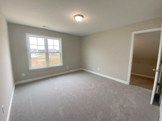 Building Photo - SPACIOUS 4 Bedroom | 2.5 Bathroom in Stone...