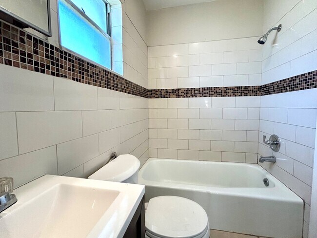 Building Photo - 3706 N Scenic Hwy