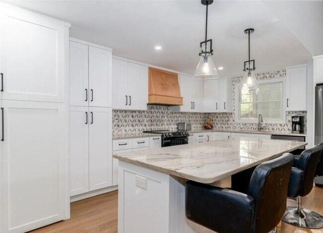 Building Photo - 7417 Shadowlake Dr