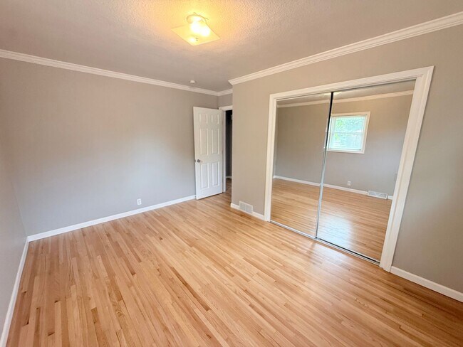 Building Photo - Spacious 4 Bed, 2 Bath Home – Perfect for Families or Roommates