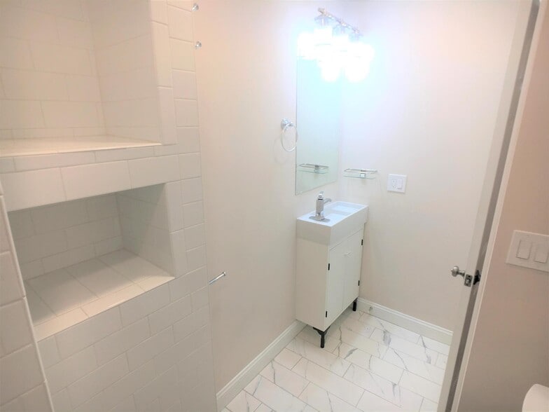 Building Photo - 67 Temple St