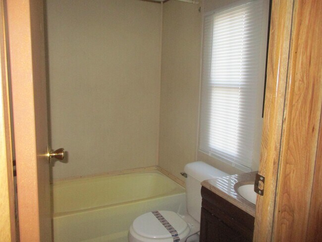 Building Photo - 413 Debby St