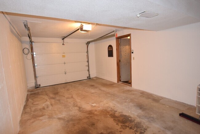 Building Photo - C4 Scotty Hollow Dr