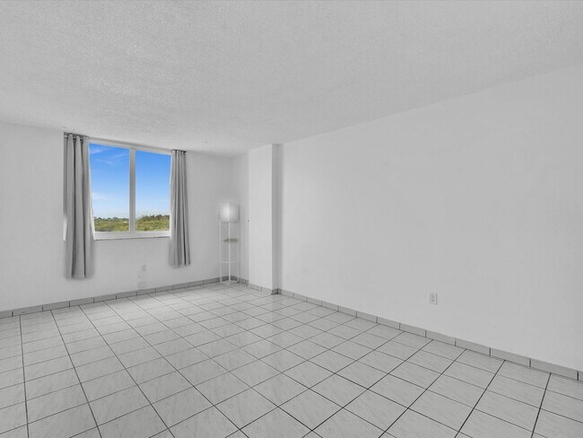 Building Photo - 500 Bayview Dr