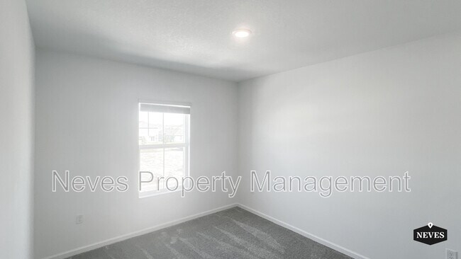 Building Photo - 2562 Skyline Loop
