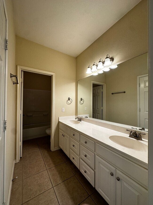 Building Photo - Spacious 5/4 House with Open Floor Plan Near Campus!