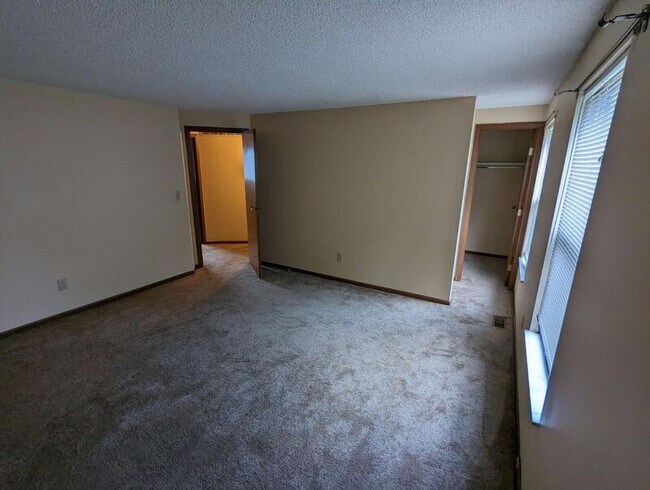 Building Photo - 5851 Meadowhurst Way
