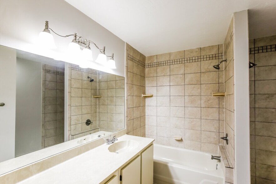 Building Photo - 578 Lakeside Cir