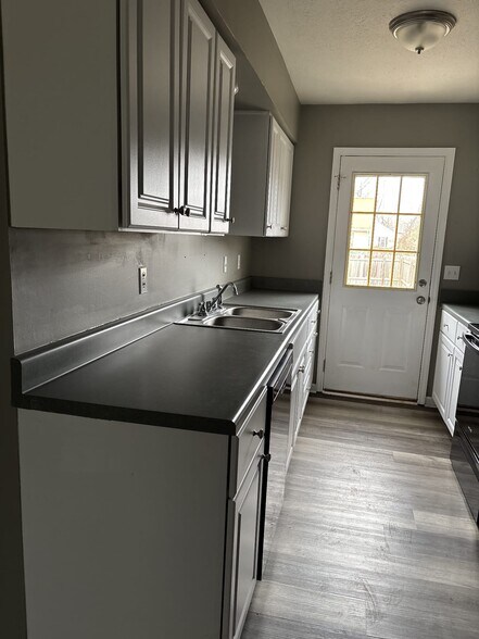 Building Photo - 1155 Edgewood Dr