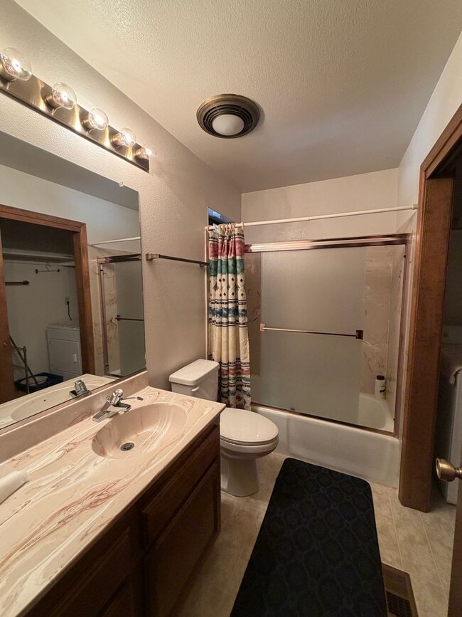 Building Photo - 4 Bed, 2 Bath Home on Large Corner Lot Near the Y