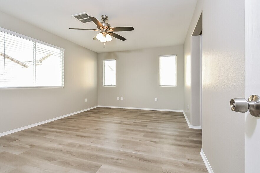 Building Photo - 10348 Faustine Ave