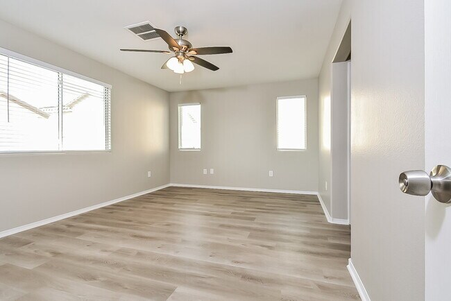 Building Photo - 10348 Faustine Ave