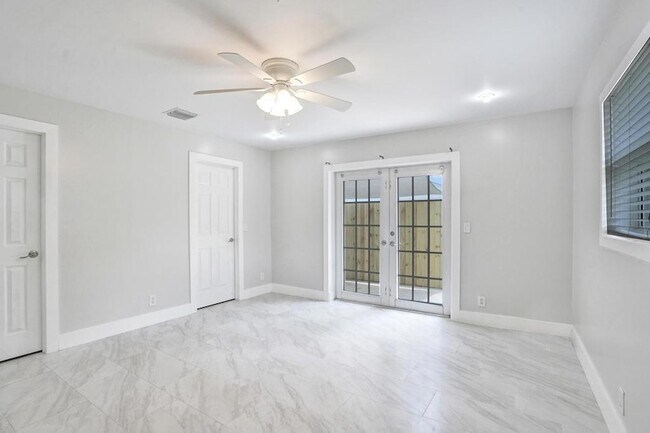 Building Photo - 800 SW 12th Ct