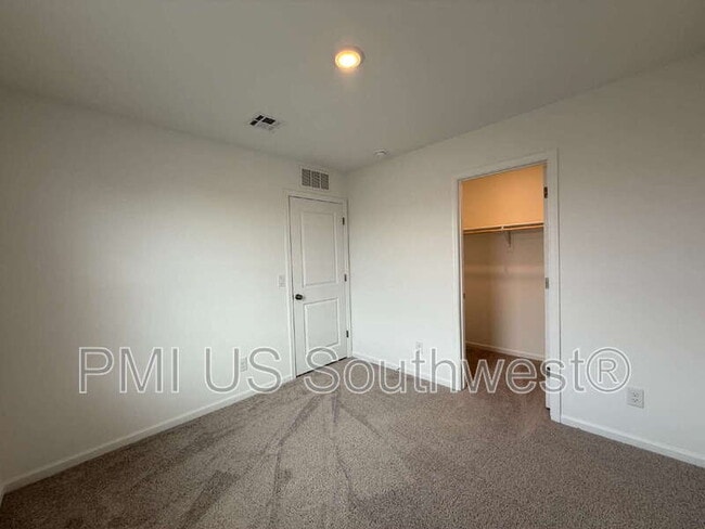 Building Photo - 2580 View Way