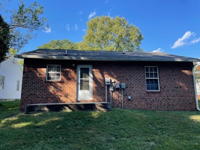 Building Photo - 3 Bed/ 1 Bath Charming House!