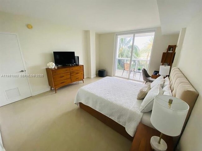 Building Photo - 10275 Collins Ave