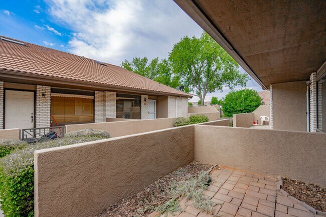 Building Photo - Spacious Updated Townhome in Downtown St. ...