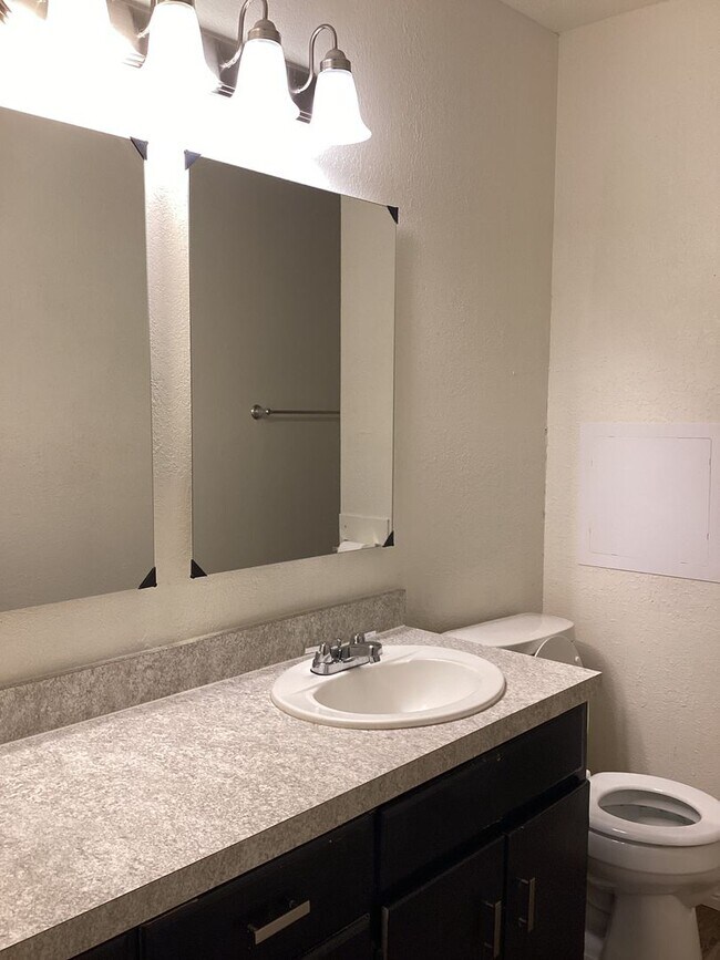 Building Photo - 2 Bedroom in the Parkview School district!...