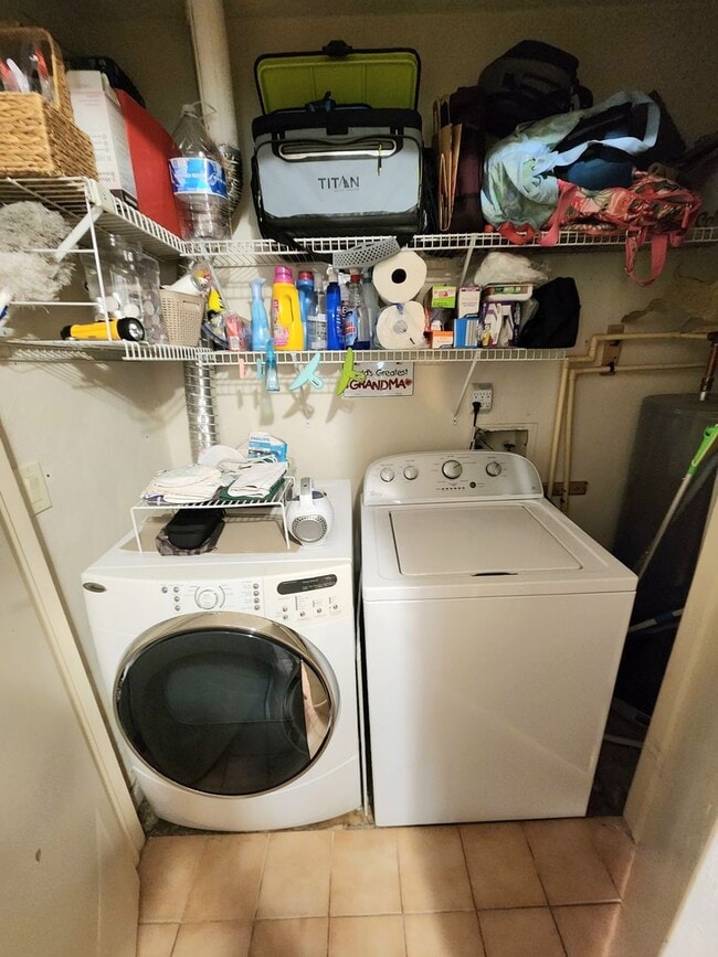 Building Photo - Top floor, corner unit condo off Shore Dri...