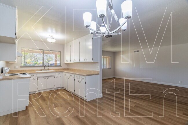 Building Photo - 443 E Robinhood Dr