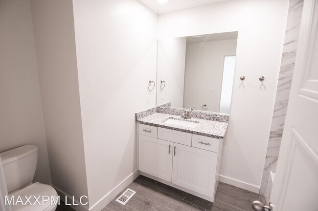 Building Photo - 5 br, 3.5 bath House - 151 W Harvest Villa...