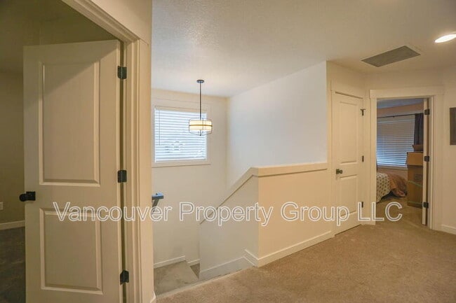 Building Photo - 737 SE 38th St