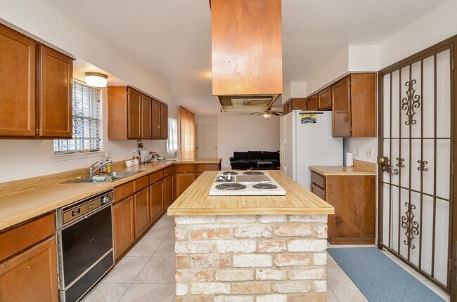 Building Photo - 1506 Wilshire Park Dr