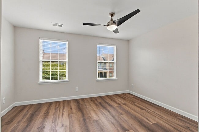 Building Photo - 2055 Hemlock Dr