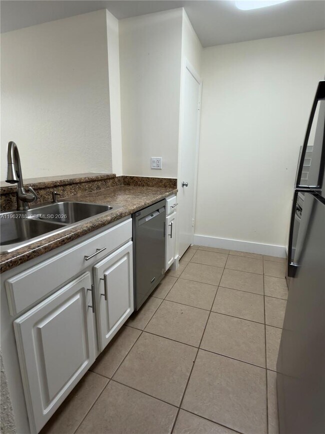 Building Photo - 2811 N Oakland Forest Dr