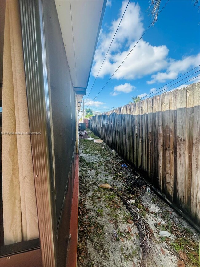 Building Photo - 4406 SW 25th St