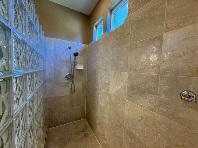 Building Photo - Gorgeous 5 bedroom + office, 4.5 bath Alam...