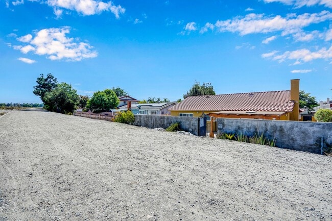 Building Photo - 20111 Lakemore Dr