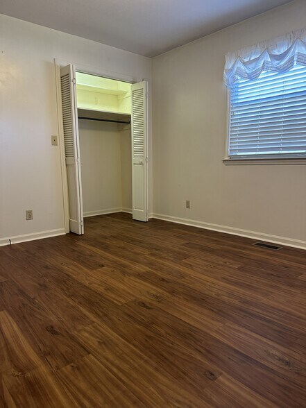 Building Photo - 625 Clearview Dr