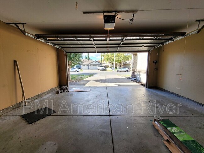 Building Photo - 1105 Brookline Cir