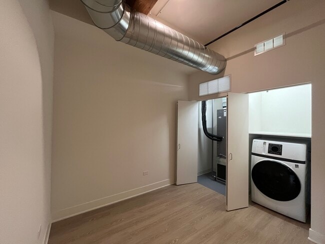 Building Photo - 1040 W Huron St